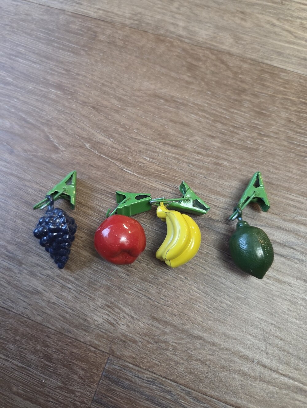 Vintage Set of 4 Fruit Table Cover Tablecloth Weights Clips Decor